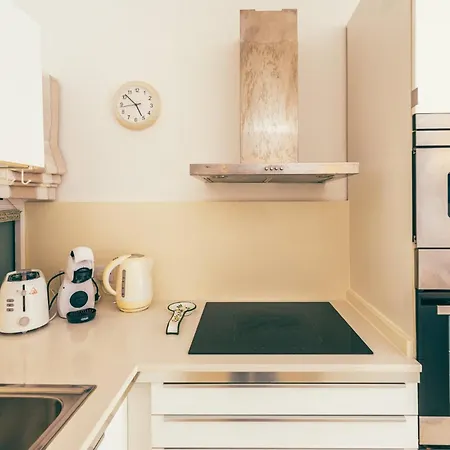 Perfect Location Duplex 2br דירה *