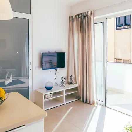 Perfect Location Duplex 2br דירה *