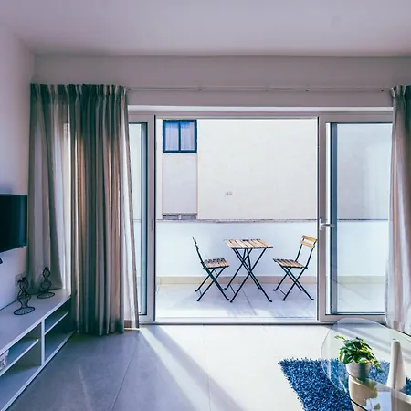 Perfect Location Duplex 2br * Sliema